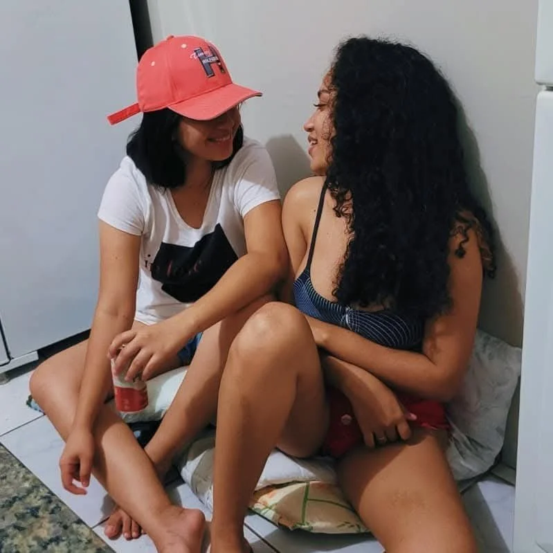 Foderia as duas e gozaria dentro da putinha cacheada 😈 main image