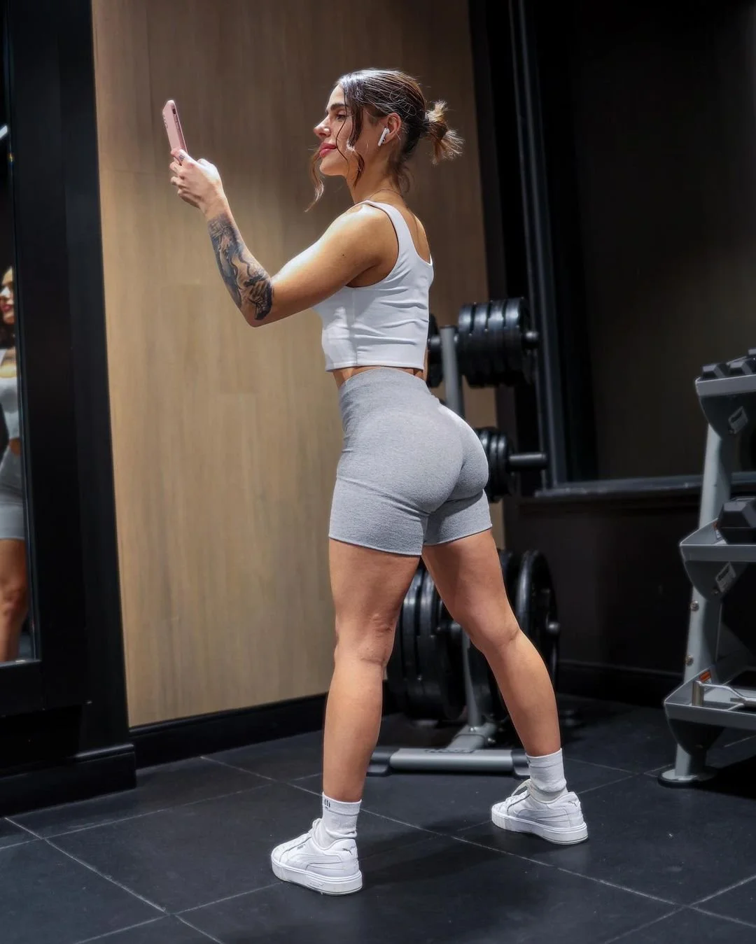 Sucking a dick in front of her friends image 2
