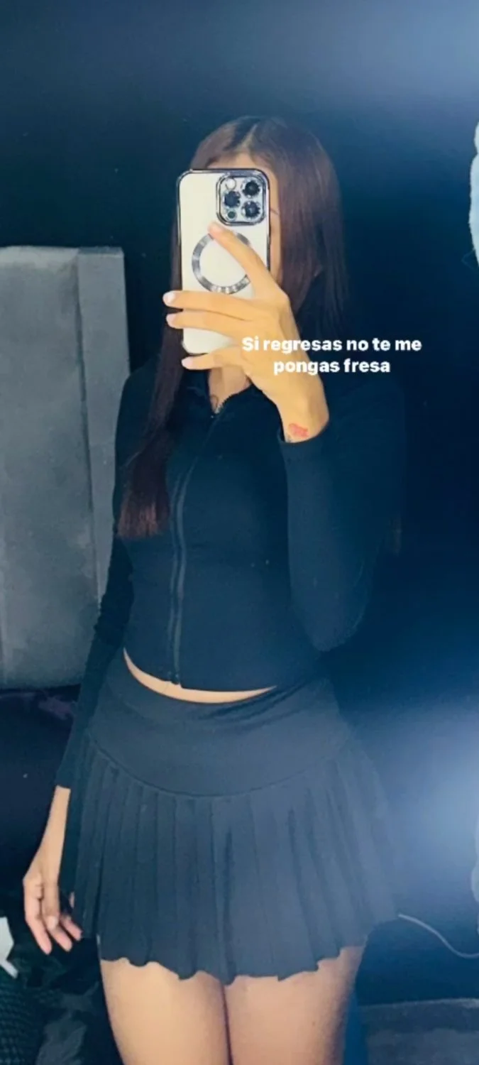 Hermosa girl flakita y putita zorrita y tiene ricas piernas de gym sexy image 14