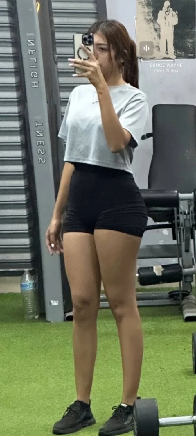 Hermosa girl flakita y putita zorrita y tiene ricas piernas de gym sexy image 20