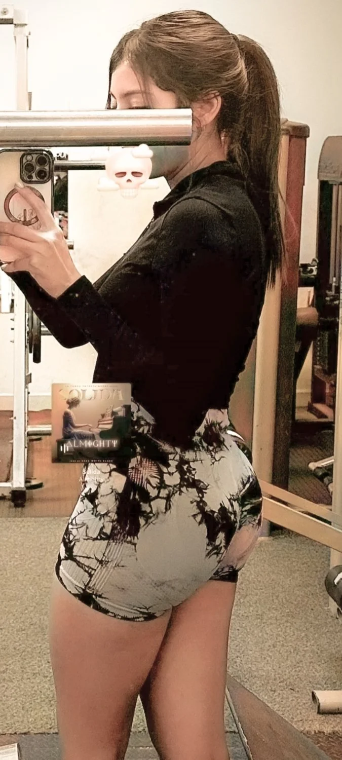 Hermosa girl flakita y putita zorrita y tiene ricas piernas de gym sexy image 23
