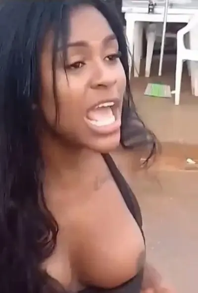 Negona muito encrenqueira vazou na Net, negra mostrando a bunda a força cover image