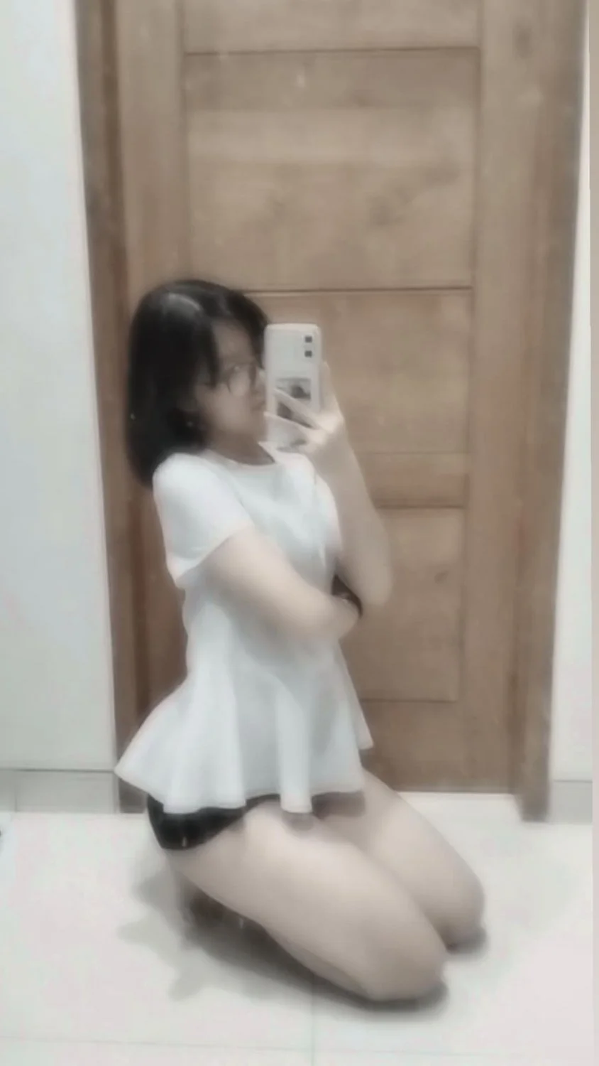 20yr old Lin image 23