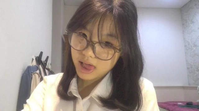 20yr old Lin image 3