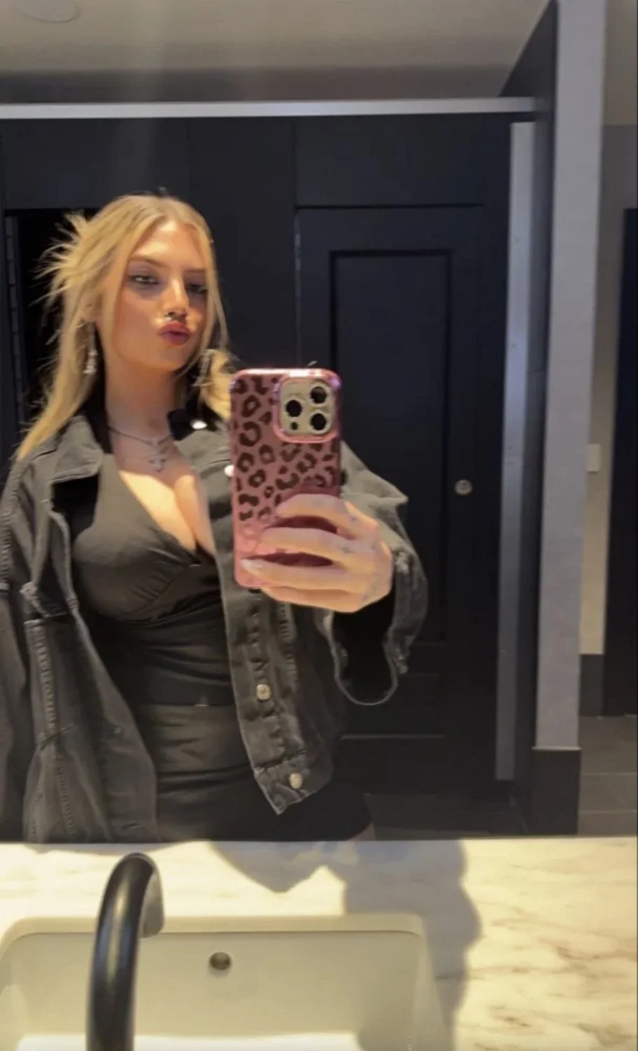 Snapchat slut savv showing off her huge tits image 3