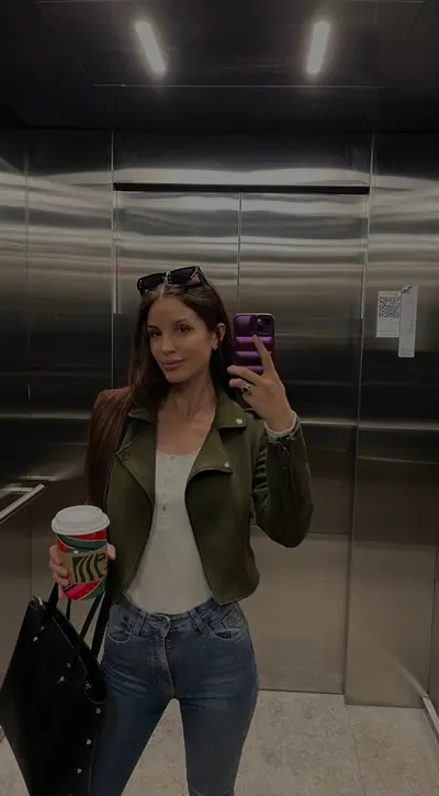 This secretary who will give a blowjob in the morning instead of coffee cover image