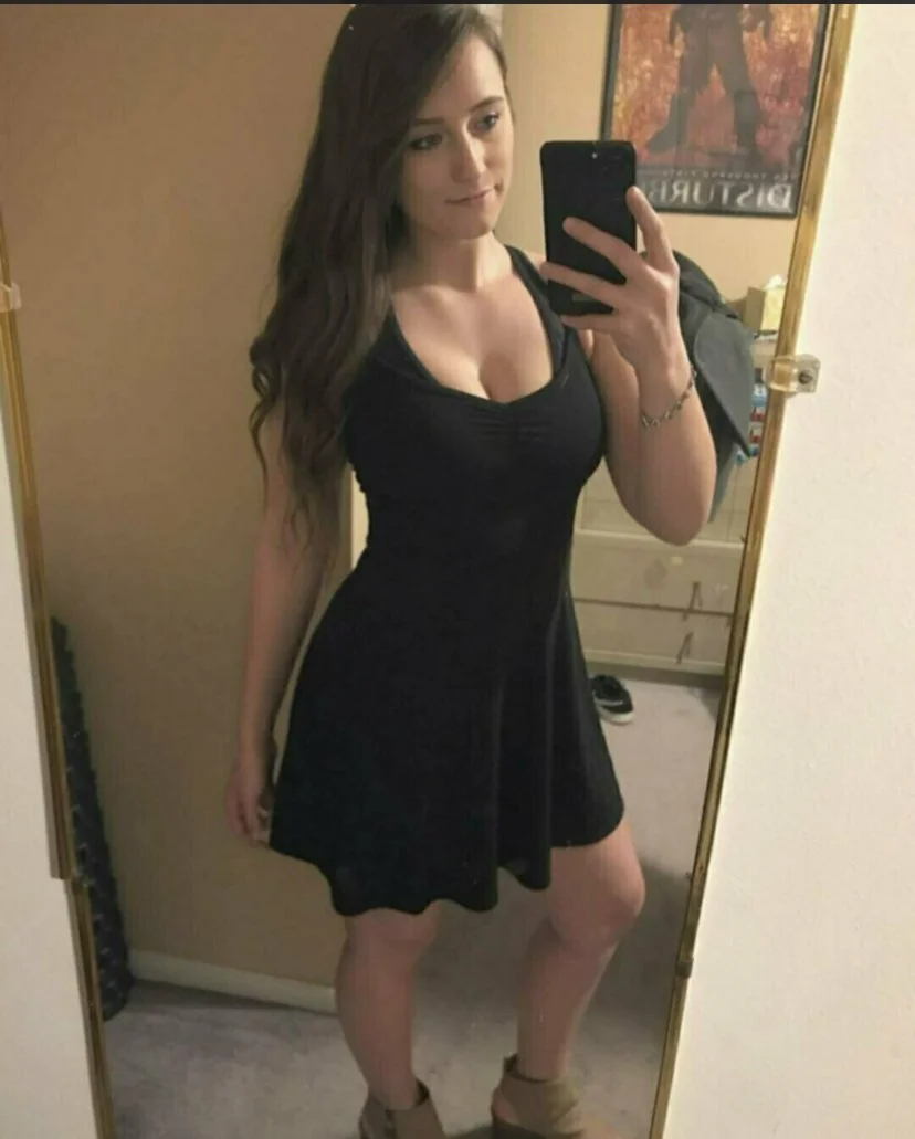 thick slut Emily gets leaked image 3