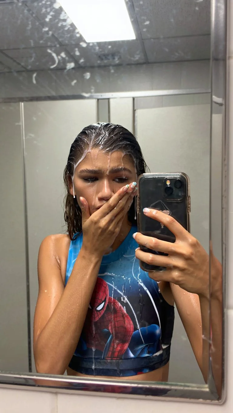 CUM SELFIES - AI GENERATED - Emma watson, zendaya, elle fanning main image