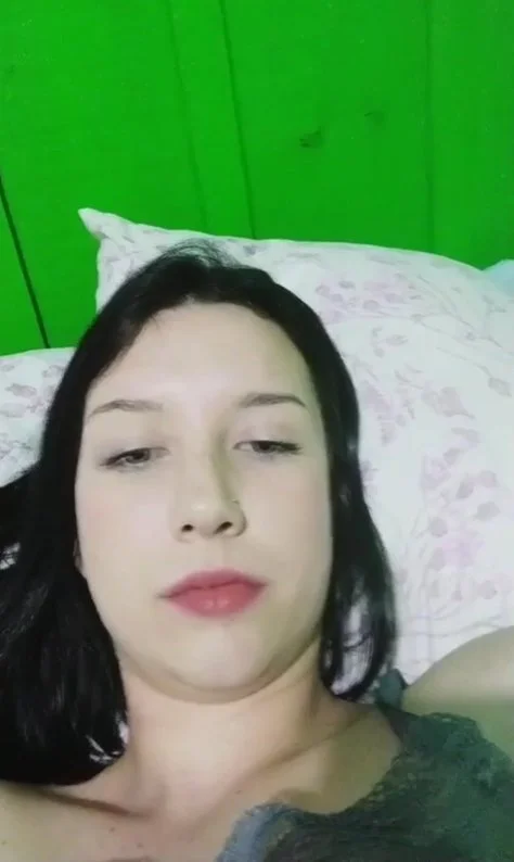 Novinha brasileira fazendo live se exibindo. image 3
