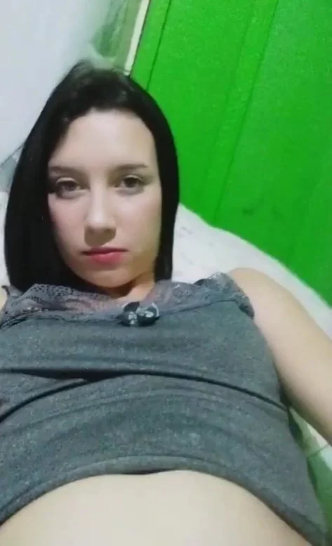 Novinha brasileira fazendo live se exibindo. image 4