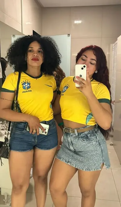 Tia e sobrinha qual delas meteriam primeiro? 😈 cover image