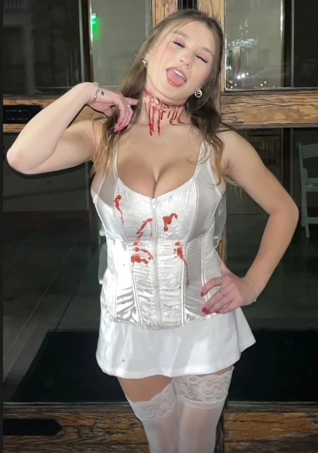 Busty Teen Bop Lainie image 7