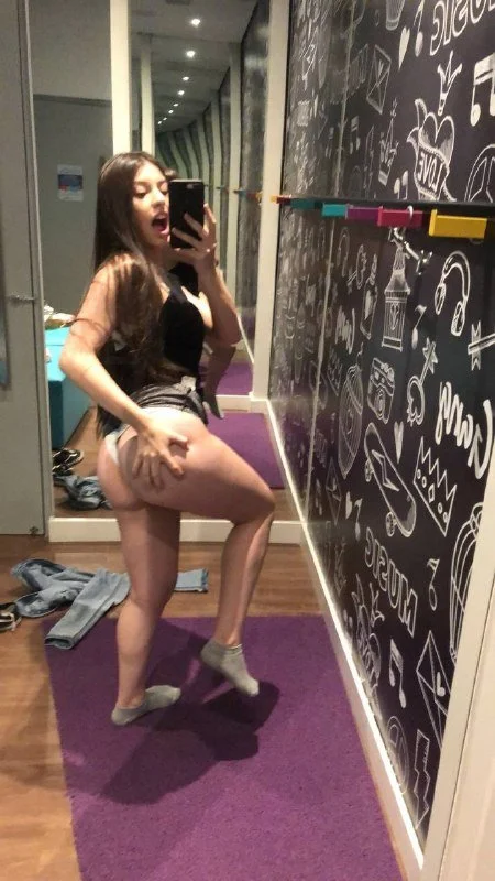 Novinha linda e safada vazou mandando video e foto pro amigo comedor image 2