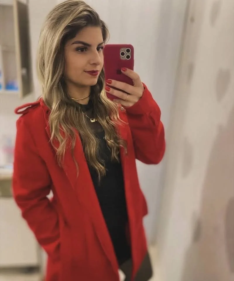 Corninho pediu pra exibir a sua putinha. Ele quer bastante comentários sobre o que fariam com ela. image 8
