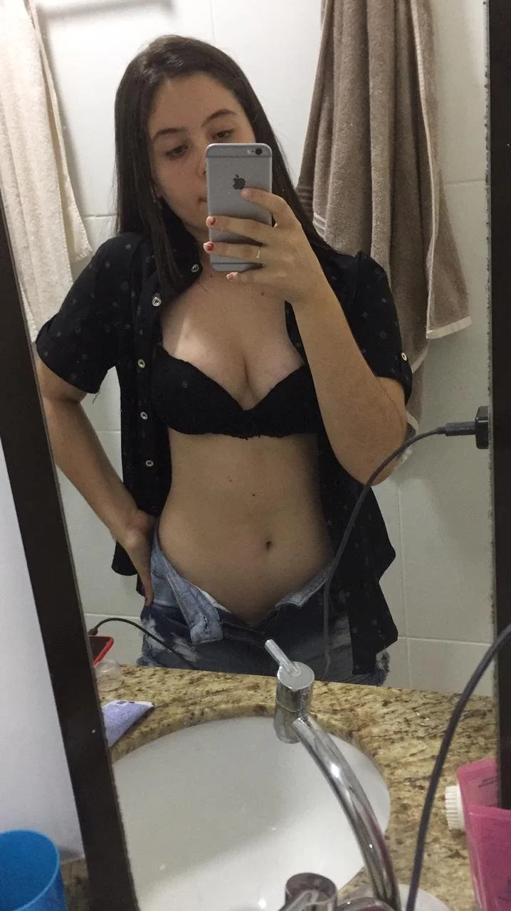 Putinha safada manda nudes e dança pra câmera image 7