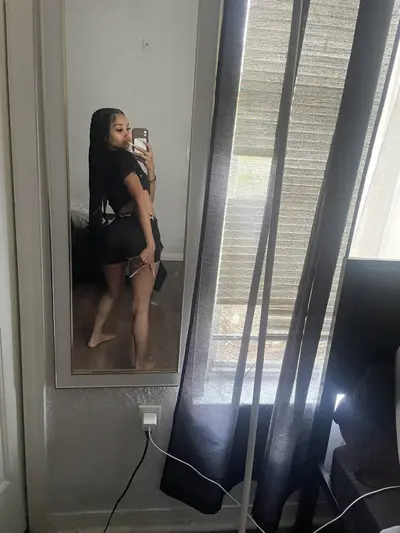 Ebony snapchat slut uses her biggest dildo for daddy cover image