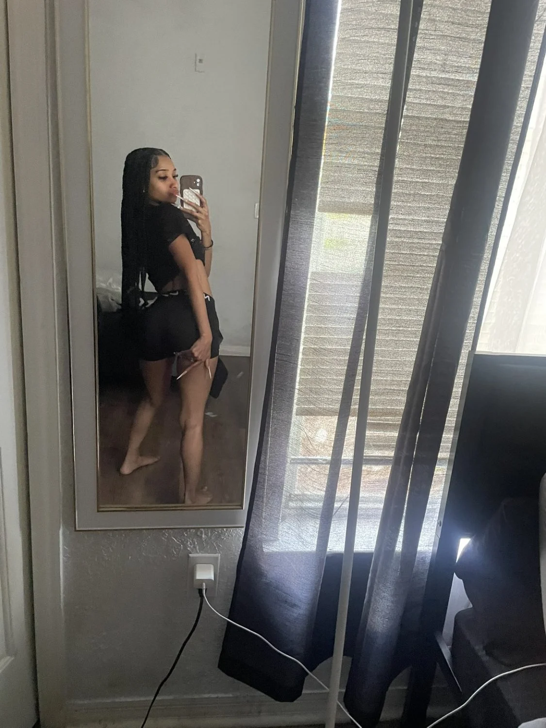 Ebony snapchat slut uses her biggest dildo for daddy main image