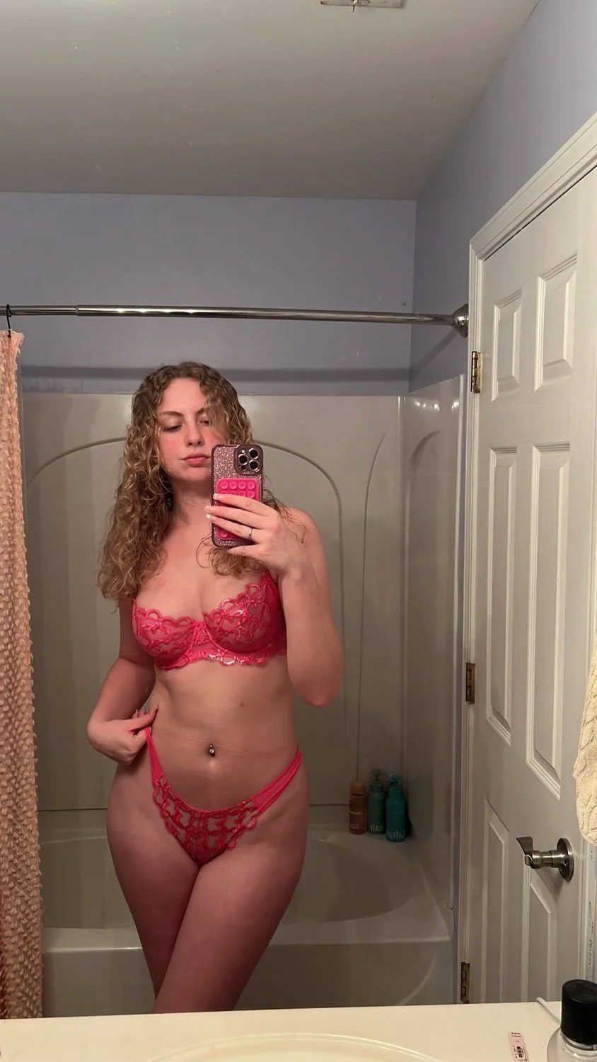 Slut loves to show off on twitter main image