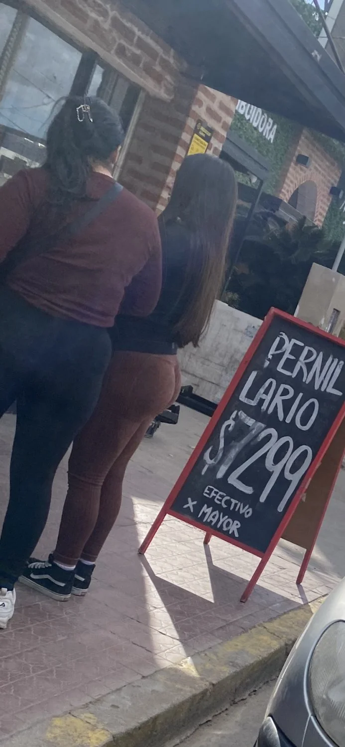 Tremendo culo esta pendeja main image