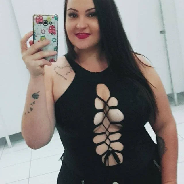 Gordinha procurando rola para mamar image 9