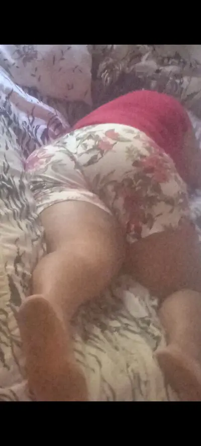 Titia gostosa deitada cover image