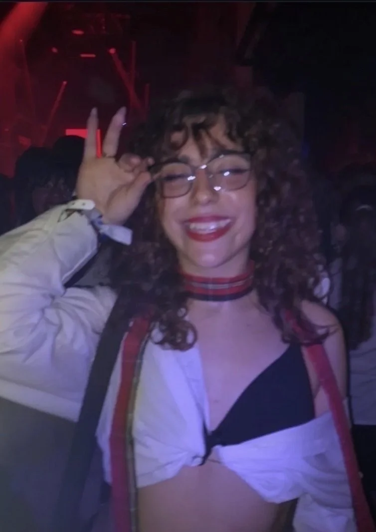 Un seguidor me entrego a la puta de su amiguita para exhibirla image 16