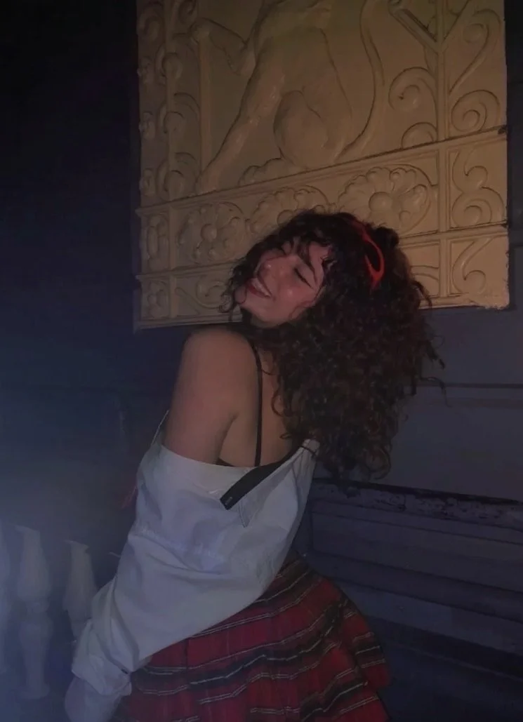Un seguidor me entrego a la puta de su amiguita para exhibirla image 6