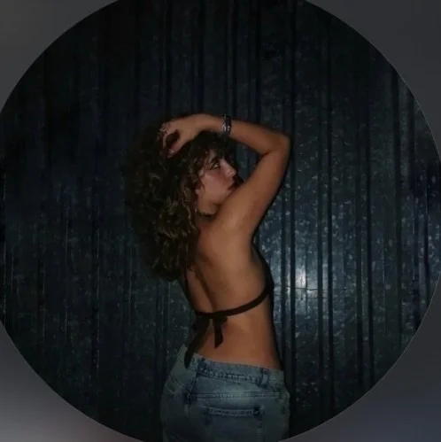 Un seguidor me entrego a la puta de su amiguita para exhibirla image 9