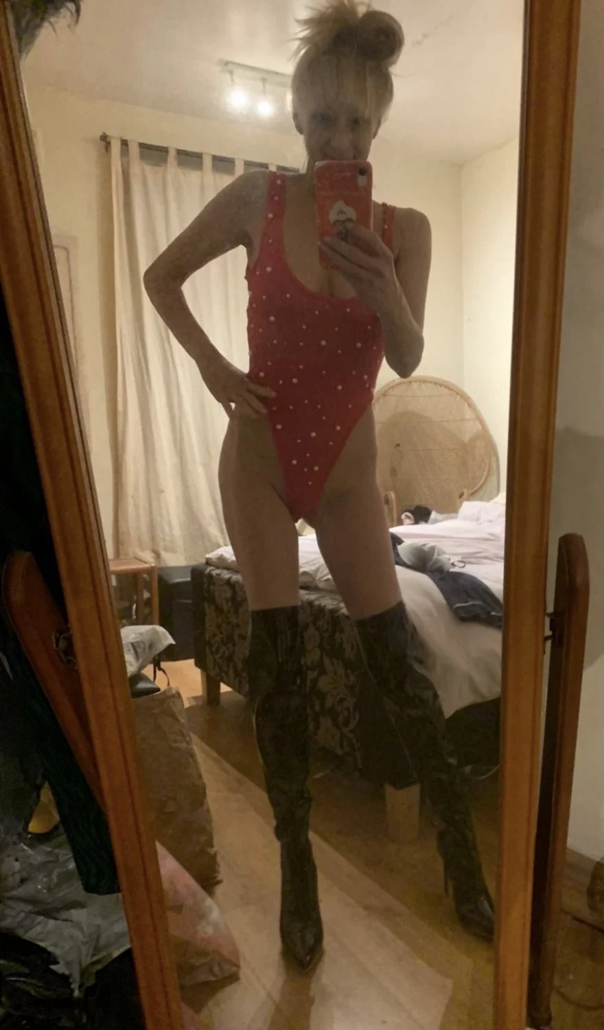 Sexy milf main image