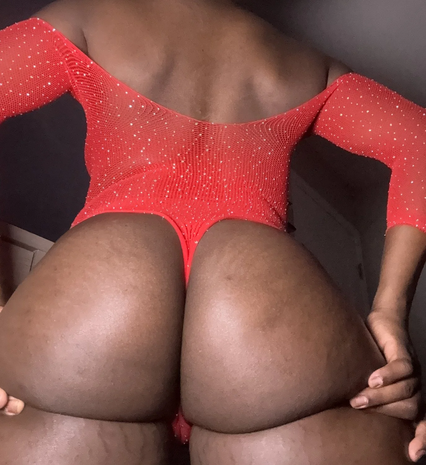 Ebony goddess with huge ass in sexy red image 4