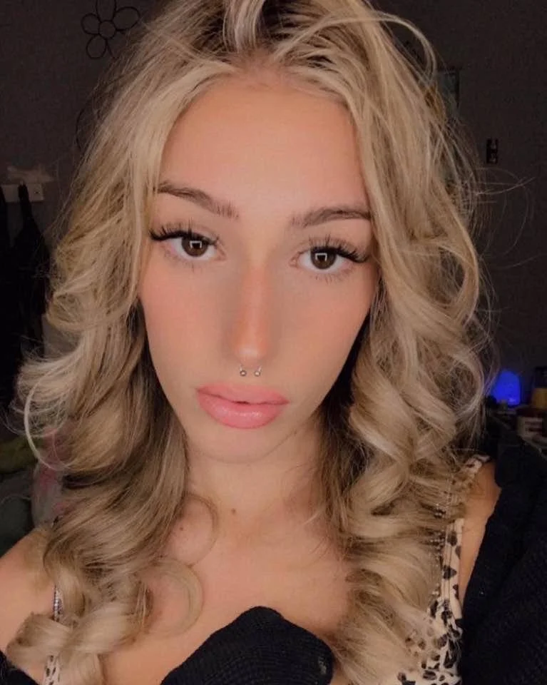 Sexy petite slut Liz leaked image 22