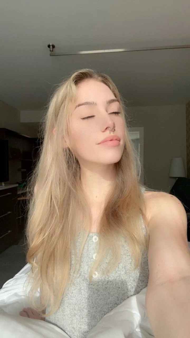Sexy petite slut Liz leaked image 6