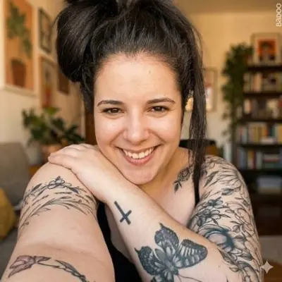 Coroa tatuada teve os nudes casados pelo namorado cover image