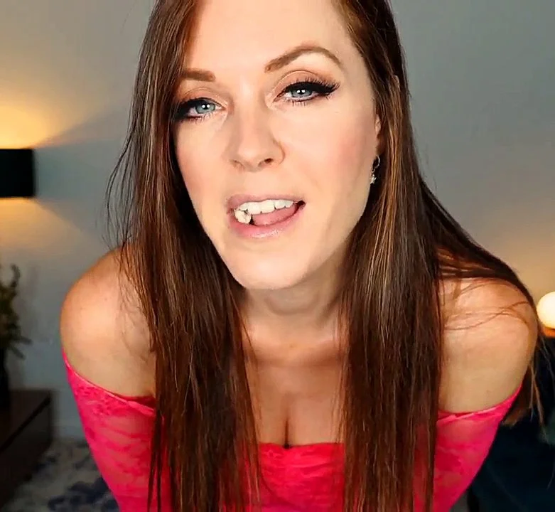 GUM CHEWING HUMILIATRIX main image