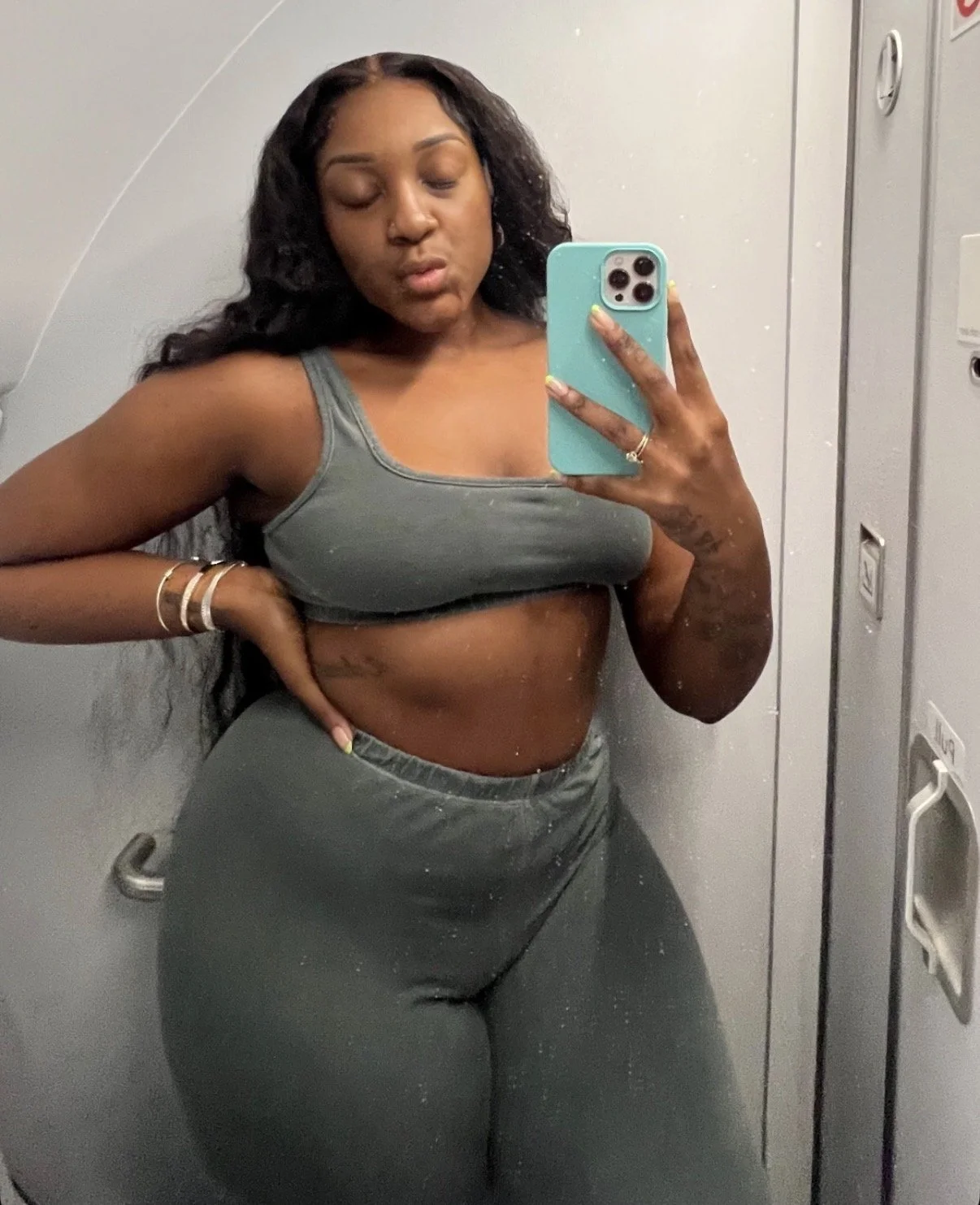 Big booty African darkskin baddie image 10