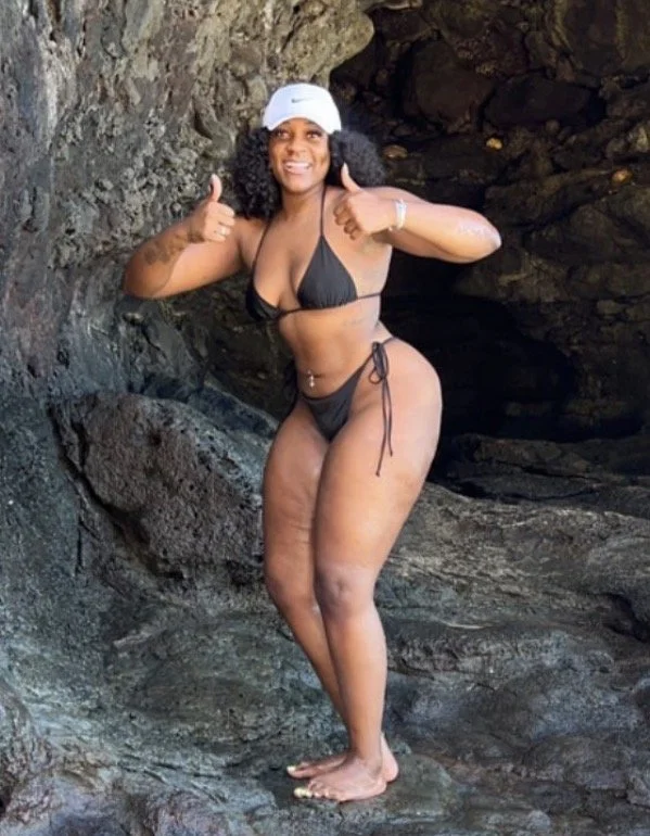 Big booty African darkskin baddie image 12