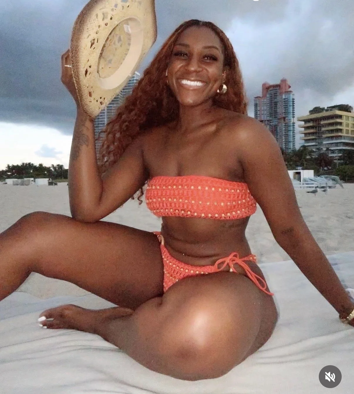 Big booty African darkskin baddie image 8