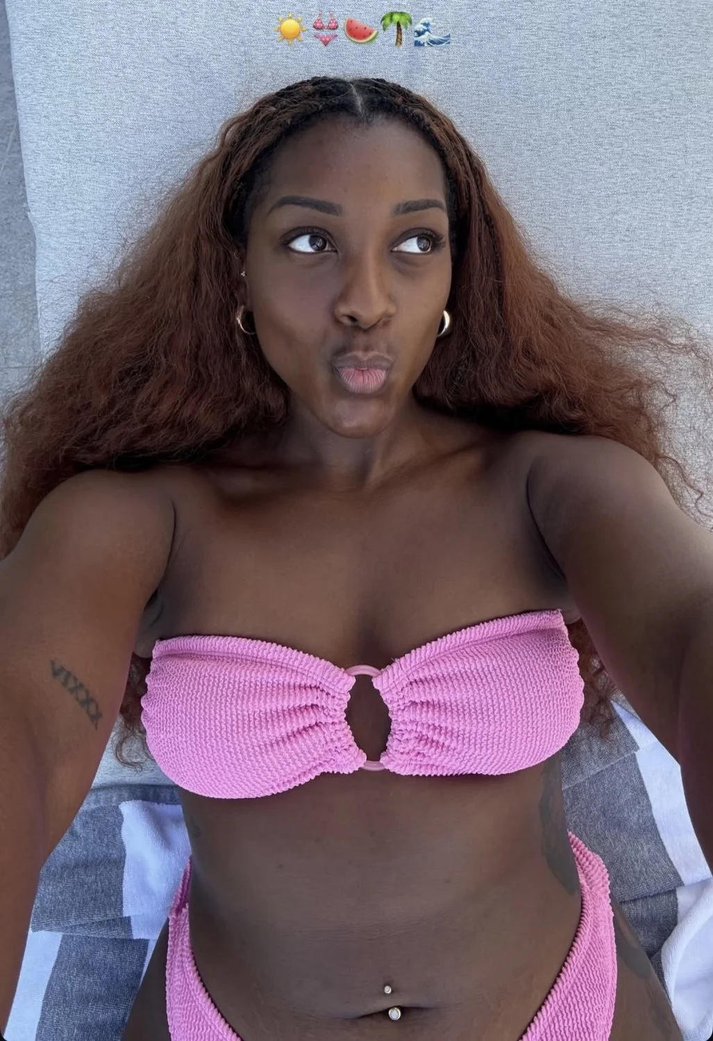 Big booty African darkskin baddie image 9