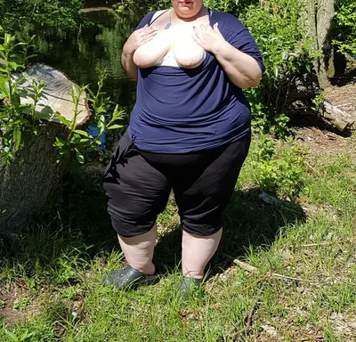 Schamlose deutsche SSBBW Fettsau flasht im Park cover image