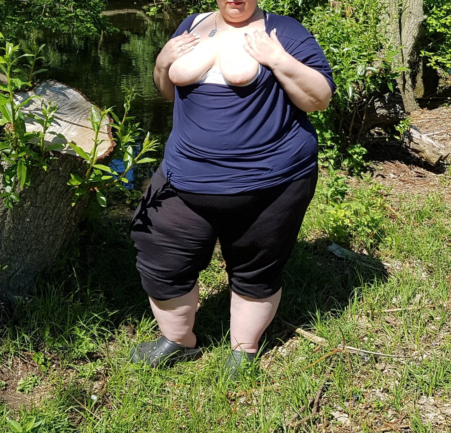 Schamlose deutsche SSBBW Fettsau flasht im Park image 1
