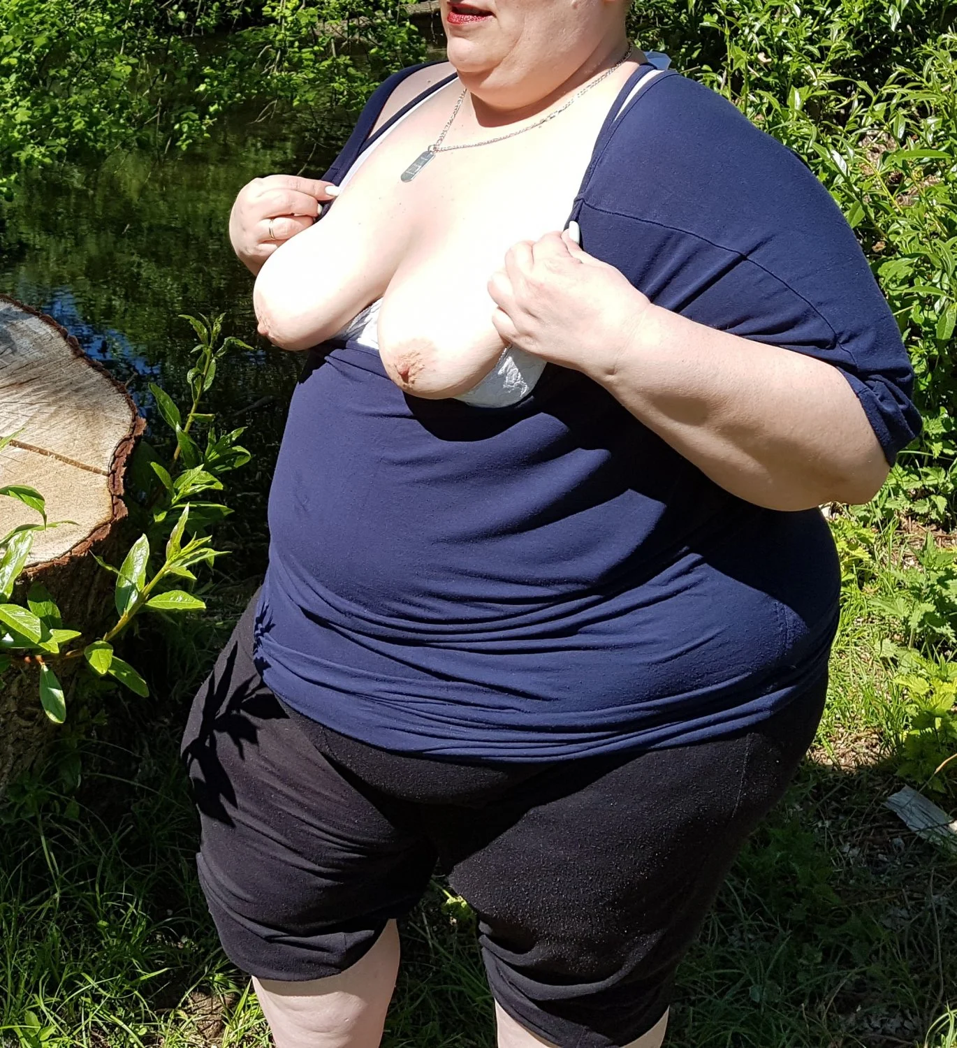 Schamlose deutsche SSBBW Fettsau flasht im Park image 11