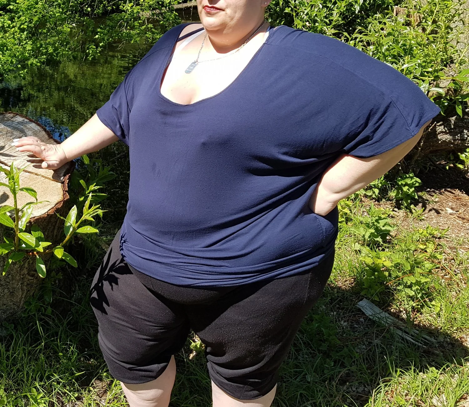 Schamlose deutsche SSBBW Fettsau flasht im Park image 12