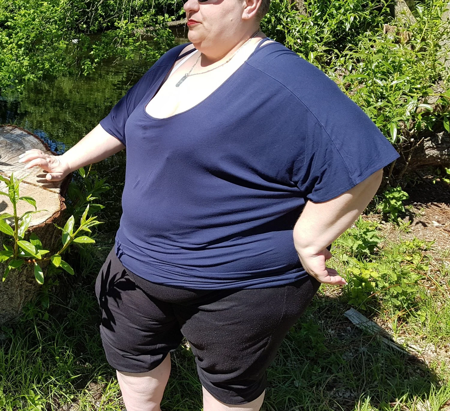 Schamlose deutsche SSBBW Fettsau flasht im Park image 13