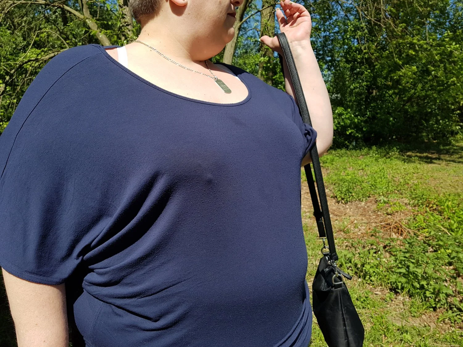 Schamlose deutsche SSBBW Fettsau flasht im Park image 20