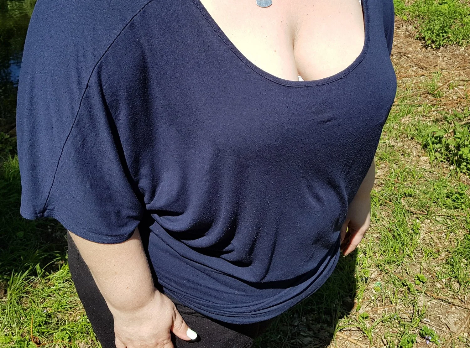 Schamlose deutsche SSBBW Fettsau flasht im Park image 24