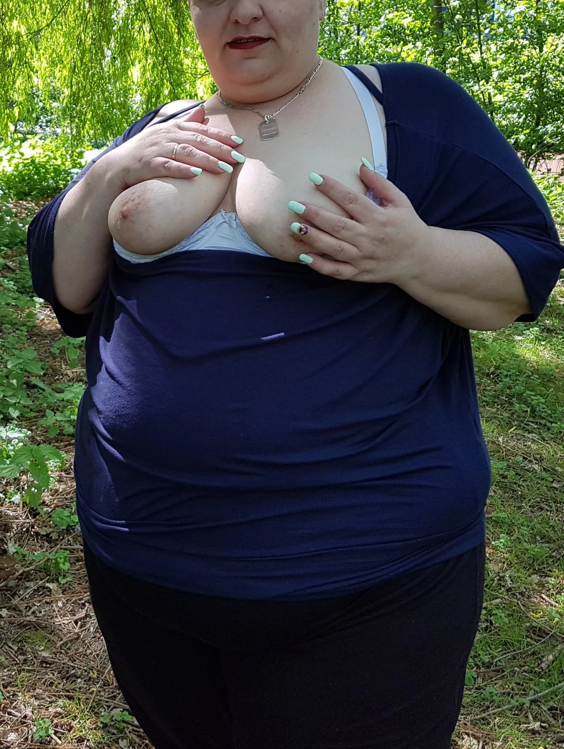 Schamlose deutsche SSBBW Fettsau flasht im Park image 27