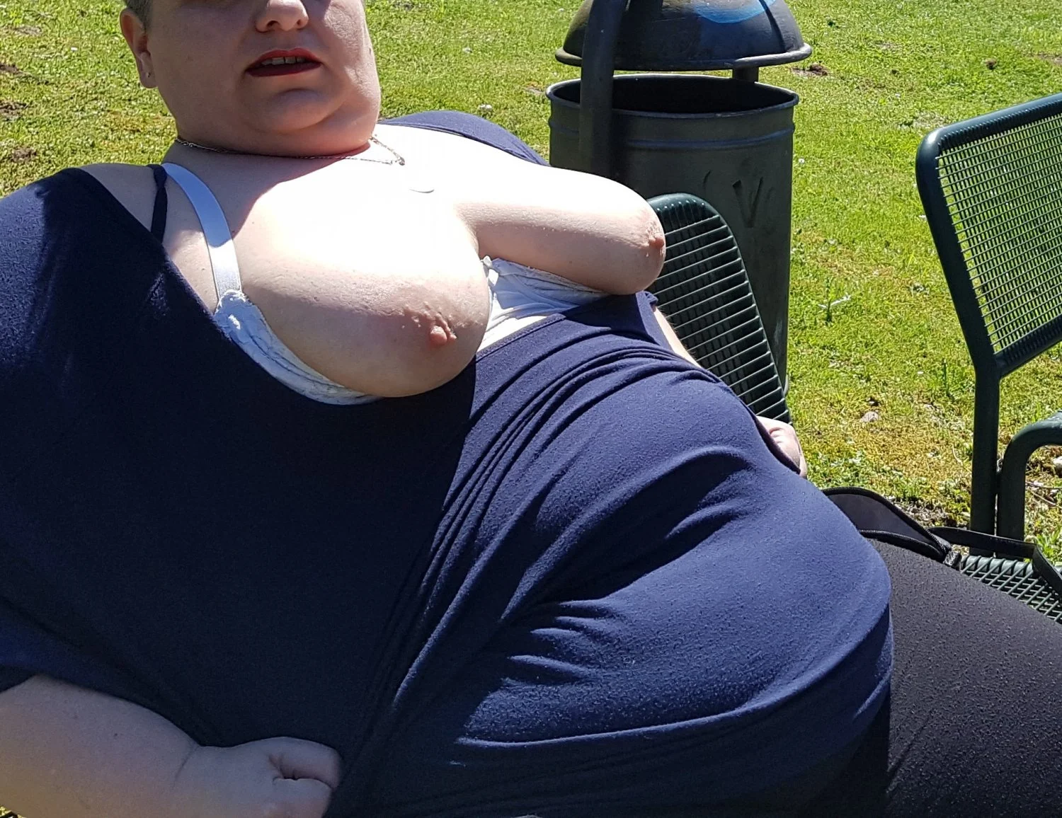Schamlose deutsche SSBBW Fettsau flasht im Park image 29