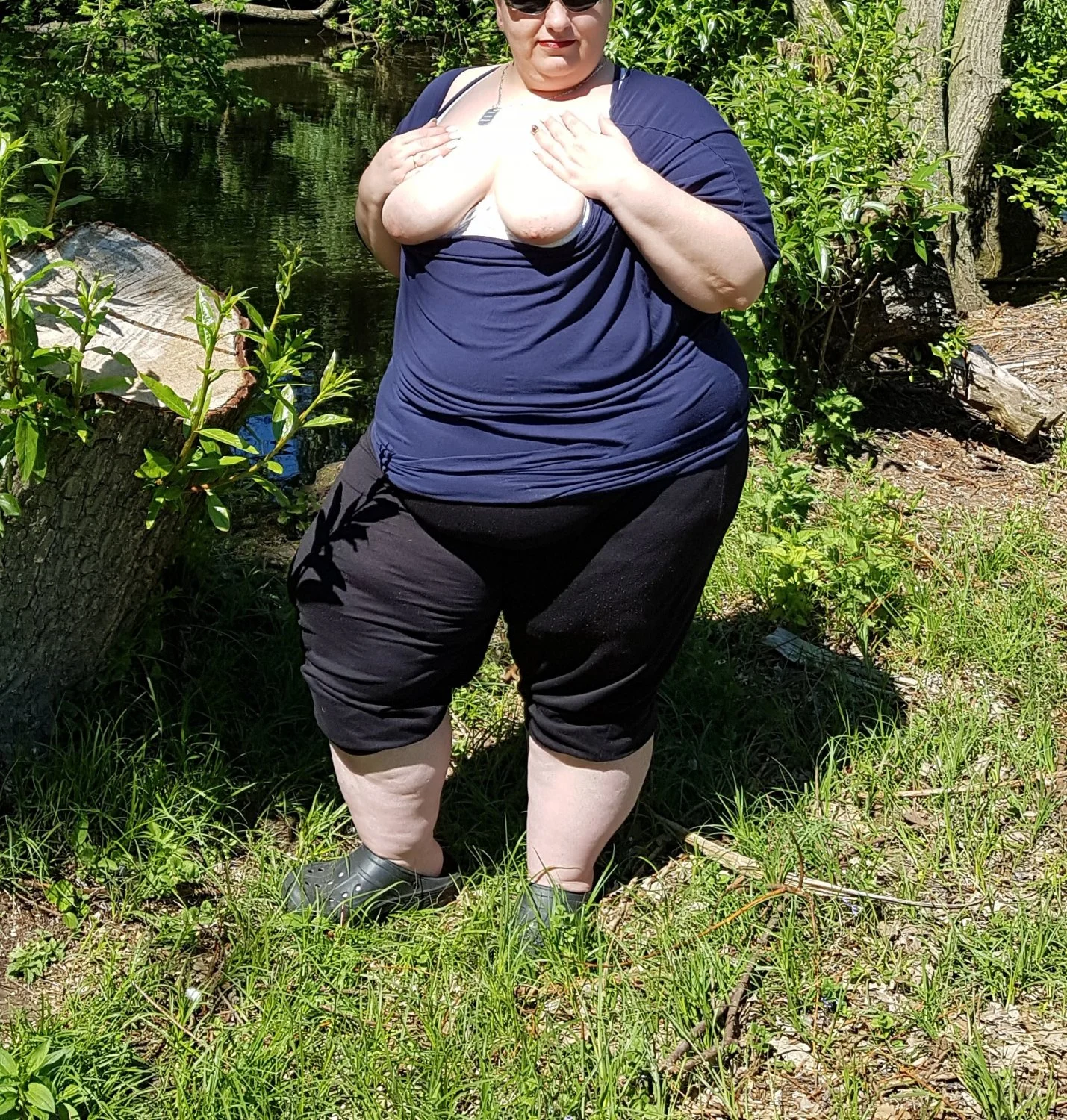 Schamlose deutsche SSBBW Fettsau flasht im Park image 3