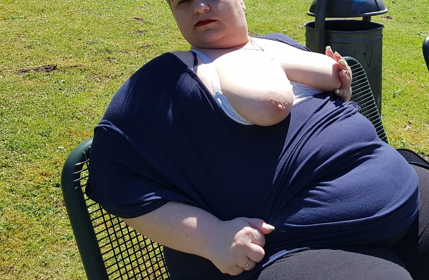 Schamlose deutsche SSBBW Fettsau flasht im Park image 31