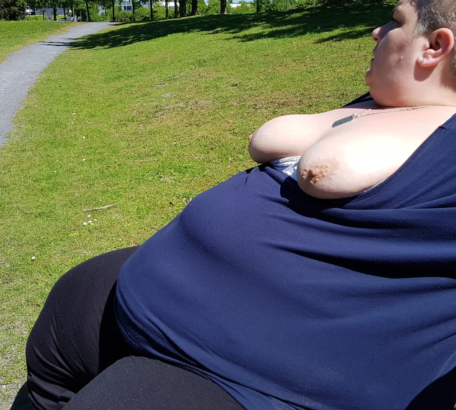 Schamlose deutsche SSBBW Fettsau flasht im Park image 32